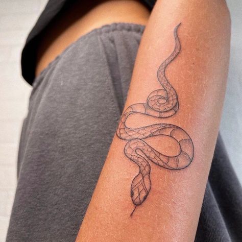 Snake Tattoo Back Of Arm, Snake Tattoo Back Of Neck, Garden Snake Tattoo, Snake Tattoo Women, Feminine Snake Tattoo, Tattoo 2024, Tiny Tats, Snake Tattoos, Serpent Tattoo