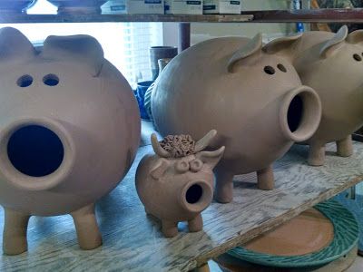 Ceramic Ideas Pottery, Pottery Piggy Bank, Pig Bank, Brown Pottery, Slab Pottery, Hand Built Pottery, Piggy Banks, Pottery Techniques, Clay Animals