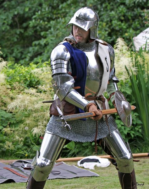 Knight with poleaxe,1460 -1490. Double click on image to ENLARGE. Medieval Soldier, Medieval Fantasy Clothing, 15th Century Armor, Century Armor, Armor Clothing, Warrior Pose, Ancient Warfare, Historical Armor, Wars Of The Roses