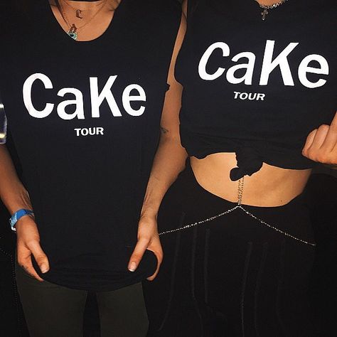 Kendall Jenner and Cara Delevingne wearing matching BFF CaKe shirts Cake Clothes, Bff Shirts, Ombré Hair, Cool Graphic Tees, Hailey Baldwin, Kendall Jenner Style, Cara Delevingne, Fashion Line, Tour T Shirts