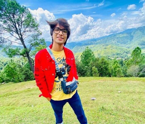 Sourav Joshi net worth is approx 30 Crores to 35 Crores Rupees. He was born on 8 September 1999 in Uttrakhand, India. Sourav Joshi, 8 September, Celebrity Photography, Youtube Images, Youtube News, Half Brother, Family Images, Cute Couple Drawings, 22 Years Old