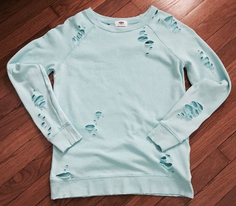 Diy Crewneck Sweatshirt Ideas, Diy Sweatshirt Ideas, Diy Clothes Easy, Diy Clothes Tops, Ripped Hoodie, Sweatshirt Diy, Distressed Tshirt Diy, Distressed Outfit, Sweatshirt Ideas