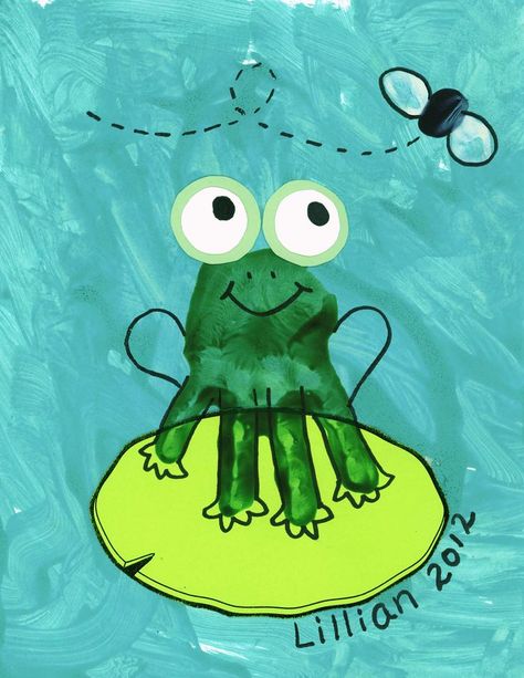 Grenouille avec gouache, peinture tactile et bricolage. Hand Print Frogs, Hand Print Art, Footprint Craft, Footprint Crafts, Frog Crafts, Hand Prints, Footprint Art, Foot Print, Handprint Crafts