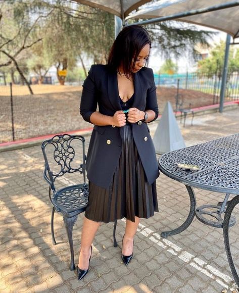 Blazer And Pleated Skirt Outfit, Office Wear Women Work Outfits, Stylish Business Outfits, Simple Work Outfits, Curvy Casual Outfits, Pleated Skirt Outfit, Blazer Outfits Casual, Queen Outfit, African Wear Dresses