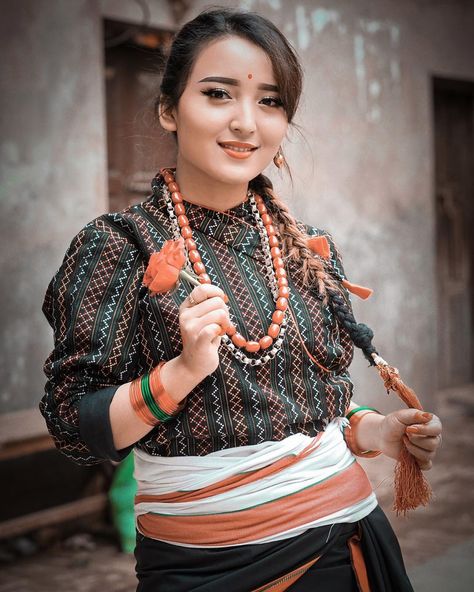 Thimi, Nepal. Pretty Nepal girl in traditional costume. #NationalCostumes #NationalAttire #ChinaCostume #TibetanCostume #KhmerCostume #ThaiCostume #VietnamCostume Nepalese Clothing, Newari Dress, Nepali Girl, Tibetan Clothing, Cultural Dress, Nepal Culture, Engagement Hairstyles, Office Dresses For Women, Top Design Fashion