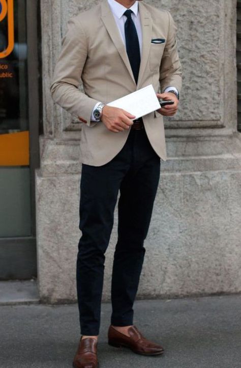 Men's Beige Blazer, Light Blue Dress Shirt, Navy Chinos, Brown Leather Loafers Suits Men Summer, Summer Chique, Summer Color Combos, Ironman Tattoo, Luxurious Clothes, Summer Wedding Suits, Best Wedding Suits, Light Blue Dress Shirt, Blazer Outfits Men