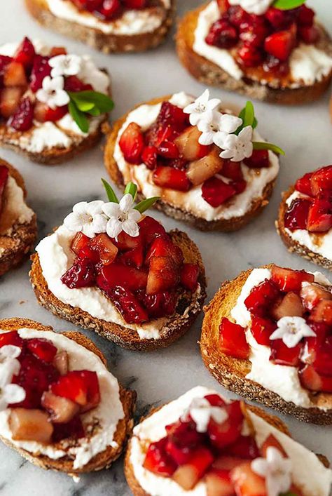 These crostini with balsamic strawberries and ricotta are sweet, tart, creamy and perhaps the prettiest appetizers you can serve at your next fancy picnic, Mother’s Day brunch or bridal shower. They also take less than 20 minutes to prepare! #picnic #strawberries High End Finger Food, Hor D'oeuvres Recipes, Thumbelina Wedding, Picnic Strawberries, Balsamic Strawberries, Strawberry Social, Fancy Picnic, Tasty Sweets, Fancy Appetizers