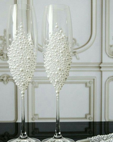 Toasting with white pearl wedding glasses?! Wow! ♥✨ How about the flowers? How do you like to see them customized? Check  the next picture👀… Bride And Groom Wedding Cake, Groom Wedding Cake, Wine Glass Decor, Wedding Wine Glasses, Groom Wedding Cakes, Cake Server Sets, Wedding Flutes, Beach Wedding Cake, Toasting Glasses