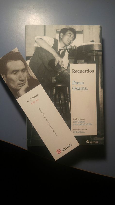 En esta antología de relatos Osamu Dazai nos pinta como si fuera un lienzo varios paisajes intimistas que recorren crónologicamente sus años de niñez y de adolescencia en Aomori hasta su etapa bohemia en los suburbios de Tokio y la vuelta a su hogar de la infancia en el campo de Tsugaru. En esta ocasión, Dazai va a desplazarse un poco para dar la voz a Shuji, de tal manera que vamos a poder atisbar la verdadera naturaleza de este escritor mucho mas allá de los tópicos. Chaotic Academia, Osamu Dazai, Aomori, Inspirational Books To Read, Japanese Books, Literature Books, Magic Book, Band Posters, Library Books