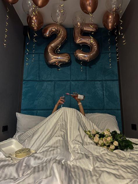 Unique Birthday Photoshoot, Unique Birthday Photoshoot Ideas, 23rd Birthday Decorations, 25th Birthday Ideas For Her, 25 Birthday Decorations, Unique Birthday Ideas, Birthday Photoshoot Ideas, 25th Birthday Parties, Happy 25th Birthday