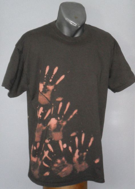 T Shirt Painting With Bleach, Bleached Shirt Designs Alt, Diy Shirt Bleach, Painted Shirt Designs, Alt Bleach Shirt, Bleach Art Shirts Diy, Simple Bleach Designs, Bleached Clothes Design, Bleach Tie Dye Designs