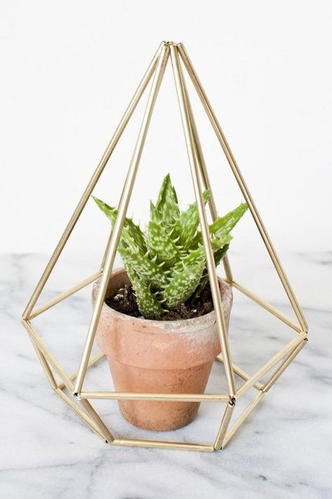 DIY Himmeli Geometric Gem Decor Diy Geometric Decor, Mini Shelves, Himmeli Diy, Diy Dorm Decor, Bathroom Layouts, Diy Home Accessories, Diy Boho Decor, Diy Gold, Geometric Terrarium