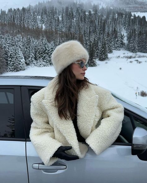 Alexia Charpin (@alexcrpn) • Instagram photos and videos 20s Outfit, Mountain Chic, Ski Trip Outfit, Winter Outfits Snow, Apres Ski Style, Ski Style, Winter Girl, Ski Outfit, Chic Winter Outfits