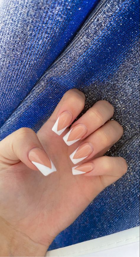 Mail Designs One Finger, French Manicure White Tips, French Triangle Tip Nails, Mail Inspo Coffin Shape, V French Manicure Designs, Triangle French Tip Acrylic Nails, Triangle French Tip Nails Square, Nails With Triangle Design, V Line French Tip Nails