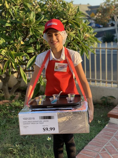 Costco sample lady. Halloween costume DIY Costco Halloween Costumes, Costco Halloween, Employee Outfit, Kostüm Diy, Halloween Block Party, Halloween Customer, Creative Halloween Costumes Diy, Outdoor Decorations Halloween, Couples Halloween Costume Ideas