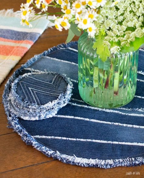 Diy denim placemats made from upcycled jeans - learn how to make these unique and stylish placemats from your old #Upcycling #Denim_Placemats #Making_Rugs #Denim_Fringe Round Placemats Diy, Denim Placemats, Refashion Jeans, Jeans Wedding, Diy Placemats, Denim Pillow, Round Placemats, Blue Jeans Crafts, Denim Quilt