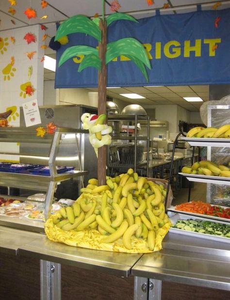 This incredible eye-appealing SCHOOL food art is from Peggy Hamby, Director of Food Service & Nutrition in Morgan Country Schools, Tennessee, and the very creative folks in this rural school district. We love the way that they went BANANAS. Serving Line Decorations School, School Cafeteria Fruit Ideas, School Lunch Line Decorations, School Lunch Room Decorations, Cafeteria Decorations, School Cafeteria Decorations, Cafeteria Decor, School Lunchroom, School Menu