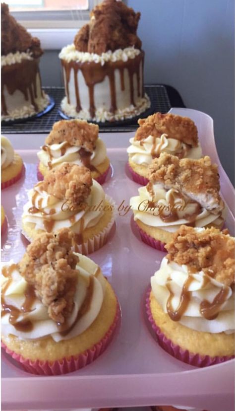 Sweet cornbread cupcakes with mashed potato icing and topped with fried chicken and gravy. Cupcakes you can eat as a meal!! Savoury Cupcakes, Chocolate Tea Recipe, Fried Chicken And Gravy, Cornbread Cupcakes, Chrissy Teigen Recipes, Chicken Cupcakes, Savory Cupcakes, Creative Sweets, Homesteading Recipes