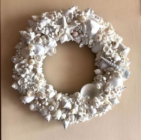 Shell Wreaths Diy How To Make, She’ll Wreath, Seashell Christmas Wreath, Sea Shell Wreath Ideas Diy, Sea Shell Wreaths Ideas, Seashell Wreath Diy, Beach Wreath Ideas, Seashell Wreaths, Nature Crafting