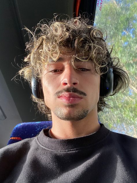 3b Short Curly Hair, Curly Hair Men Short, Short Curly Hair Men, Medium Long Curly Hair, Fancy Curly Hairstyles, Skater Guys, Curly Taper Fade, Medium Curly Hairstyles, Medium Curly Haircuts