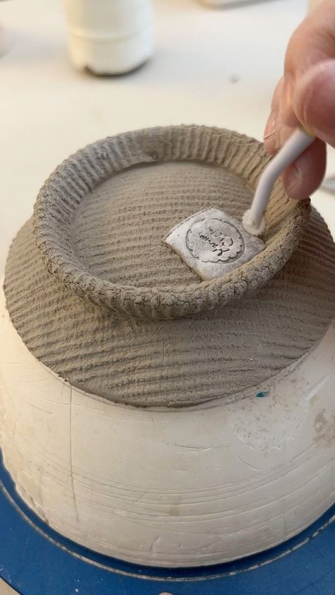 Marissa Childers | I’ve been making bowls today! I’m a huge snack person, and this size bowl is perfect for just about anything! . . . #ceramics #ceramic… | Instagram Abstract Ceramics, Pottery Carving, Bowl Pedestal, Pottery Lessons, Beginner Pottery, Pottery Videos, Clay Bowl, Hand Built Pottery, Pottery Techniques