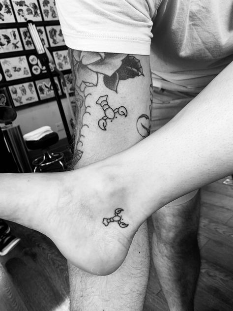 Lobster Tattoos, Friends Lobster, Hippie Tattoos, Lobster Tattoo, Soulmate Manifestation, Tv Tattoo, Bff Ideas, Claw Tattoo, Infinity Couple Tattoos