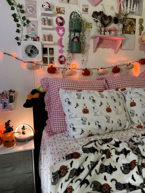 200+ Aesthetic Cozy Halloween Bedroom Decor Ideas to Try in 2024 | Indoor Halloween Decorations Halloween Apartment Aesthetic, Christmas Decor Bedroom Aesthetic, Dorm Halloween Decor, Fall Theme Room, Cozy Halloween Bedroom, 200 Aesthetic, Holiday Bedroom Decor, Indoor Halloween Decorations, Halloween Bedroom Decor