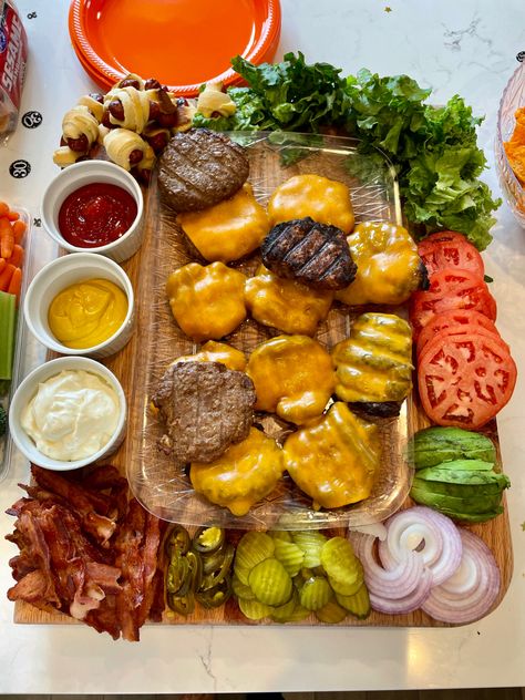 Hamburger Board Ideas, Hamburger Serving Ideas, Cheeseburger Charcuterie Board, Hamburger Charcuterie Board Ideas, Hamburger Tray Ideas, Burger Night Party, Fathers Day Bbq Ideas Food, Charcuterie Board Fast Food, Hamburger Charcuterie Board