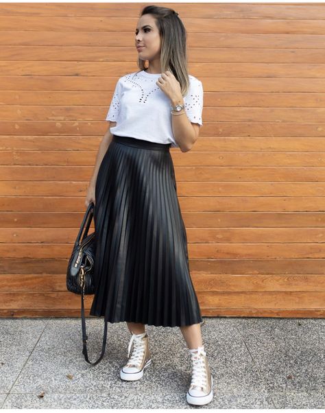 Pleated Skirt With Converse, Pleated Black Skirt Outfit Summer, Black Plated Skirt Outfit, Black Pleated Skirt Outfit Summer, Plated Skirt Outfit, Denim Skirt From Jeans, Style Your Shirt, Pleated Skirt Outfit Summer, Skirt From Jeans