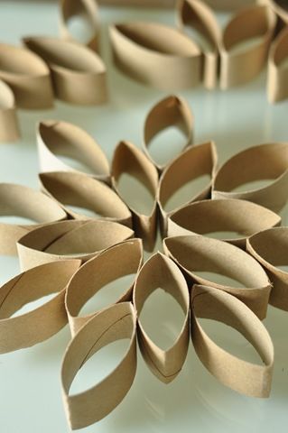 Cheap Christmas Decorations, Paper Roll Art, Toilet Paper Roll Art, Easy Wreath, Rolled Paper Art, Easy Wreaths, Christmas Decorations Cheap, Toilet Paper Crafts, Toilet Paper Rolls