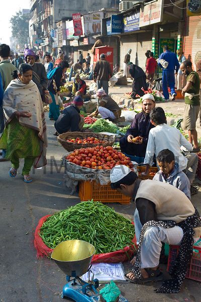 Old Delhi, Daryagang fruit and vegetable market on sale, India Indian Colors, Rural Photography, Vegetable Market, Old Delhi, India Street, Composition Painting, Human Figure Sketches, Amazing India, Indian People