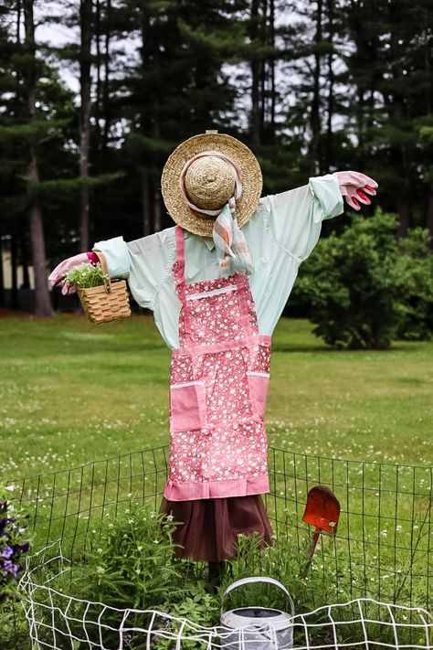 Here is a fun way to add some whimsy to your garden. I’ll show you how to create your own garden girl scarecrow… but she may be too cute to scare... The post Create Your Own Garden Girl Scarecrow appeared first on Cottage On Bunker Hill. Wheelbarrow Scarecrow, Girl Scarecrow, Garden Scarecrow, Wood Scarecrow, Make A Scarecrow, Diy Scarecrow, Scarecrows For Garden, Homestead Ideas, Garden Obelisk