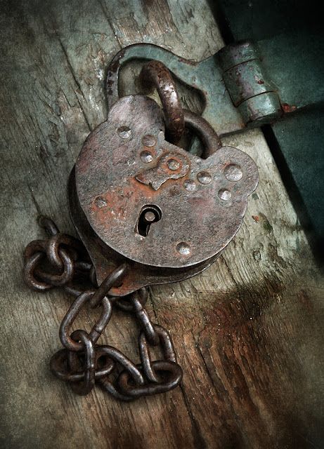 Color Splash Photography, Splash Photography, Old Keys, Vintage Doors, Rustic Doors, Color Painting, Key To My Heart, Bygone Era, Key Lock