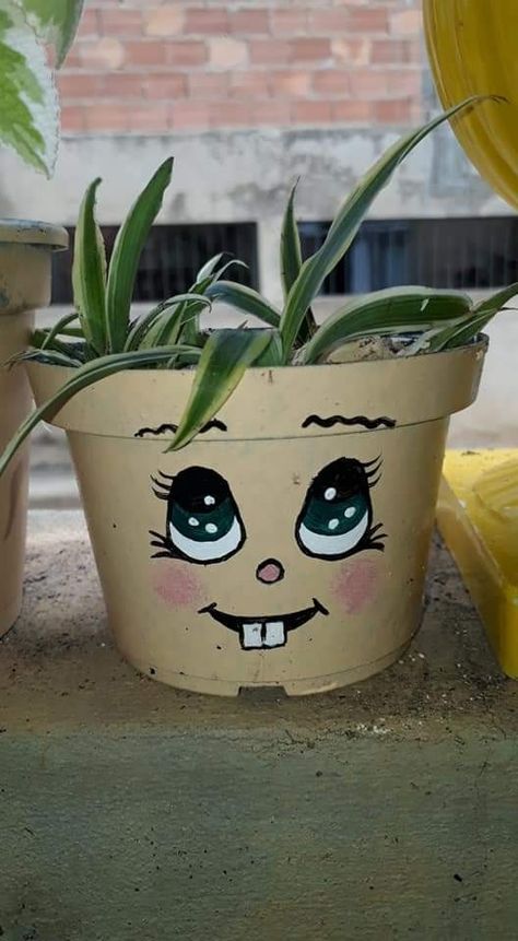 Pot Face Painting, Plant Pots Crafts, Terra Cotta Pot Crafts Diy, Clay Pot Projects, Flower Pot People, Flower Pot Art, Terra Cotta Pot Crafts, Painted Pots Diy, Flower Pot Design