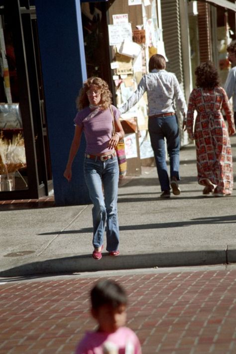 37 Cool Pics That Capture Young People of Berkeley, California in the Early 1970s ~ vintage everyday Birkin Style, 60s Fashion Vintage, Everyday Life Photography, Vintage Summer Fashion, 70s Girl, 70s Photos, Cool Pics, 60s 70s Fashion, Berkeley California