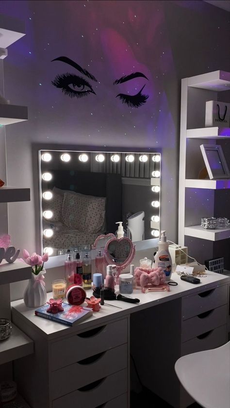 I’m obsessed with my vanity makeup desk in my bedroom 😍 Aesthetic Makeup Table, Makeup Table Aesthetic, Makeup Vanity Aesthetic, Cuartos Aesthetic, Vanity Aesthetic, Girly Aesthetics, Room Vision Board, Vanity Inspo, Dream Vanity