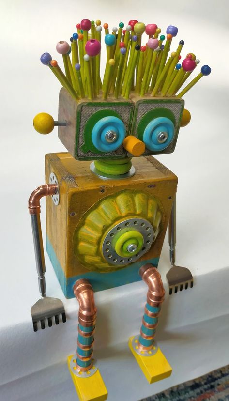 Lee Nicholls Sculpture Upcycled Art Ideas, Trash Sculpture Recycled Art, Recycled Art Sculpture, Aluminum Can Flowers, Assemblage Art Sculpture, Found Object Sculpture, Recycled Material Art, Recycle Sculpture, Robot Craft