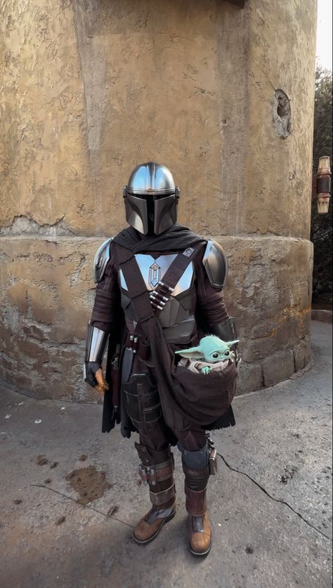 Batuu Aesthetic, Grogu Cosplay, Din And Grogu Aesthetic, Grogu Mandalorian Armor, Mandalorian With Grogu, Mando And Grogu, The Mandalorian Grogu, Mandalorian Grogu, Disneyland Star Wars