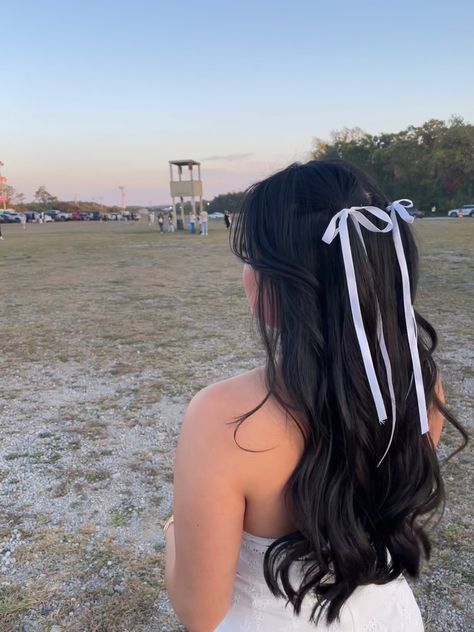 bows, hair, lana del rey, grunge, aesthetic, concert, coquette, curls, concert outfit Cute Promotion Hairstyles, Birthday Hairstyles With Bow, Hairstyle With Two Bows, Purple Bow Hairstyle, Txt Concert Hairstyles, Black Hair With Ribbon, Hairstyle With Hair Bow, Two Bows In Hair, Bow Pigtails Hairstyle