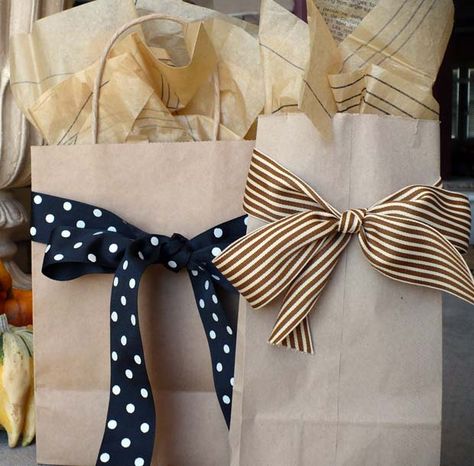 Green Gift Wrap Ideas Shoes Gift Wrapping Ideas, Gift Wrapping Ideas For Wedding, Fancy Gift Wrapping Ideas, Fancy Gift Wrapping, Brown Bag Gift, Beautiful Christmas Wrapping, Paper Cookies, Cookies Packaging, Wrapping Inspiration