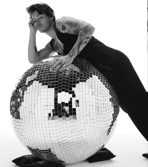 Harry Styles Disco Ball, Harry Styles Snl, Francis Wolff, Harry Styles Photoshoot, Love On Tour Outfits, Drake Graham, Ball Wallpaper, Classic Punk, Aubrey Drake