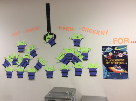 Bulletin board, toy story aliens! Toy Story Alien Bulletin Board, Buzz Lightyear Bulletin Board, Alien Bulletin Board Ideas, Alien Bulletin Board, Toy Story Bulletin Board, Pixar Classroom, Pixar Room, Theme Third Grade, Infant Projects