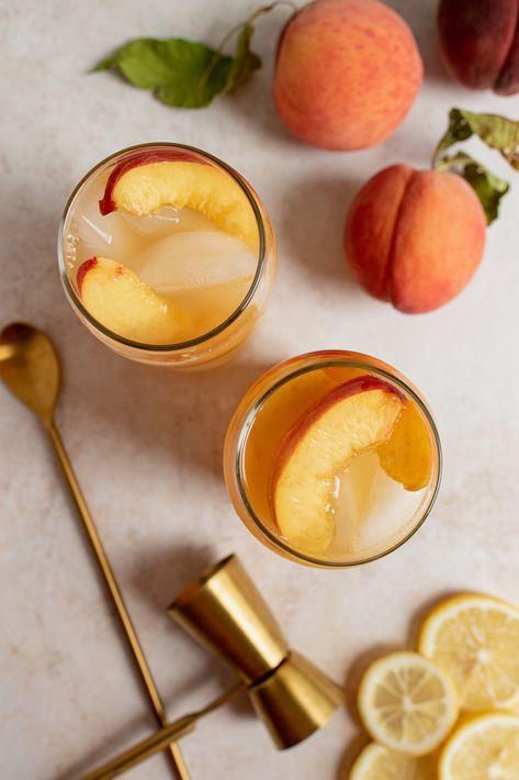 Lemon Peach Sparkling Mocktail Strong Coffee Recipe, Peach Drinks, Mint Simple Syrup, Pretty Cocktails, Drink Recipes Nonalcoholic, Refreshing Drinks Recipes, Pretty Drinks, Healthy Drinks Recipes, Mocktail Recipe