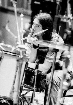 Dave Grohl young, finger at mouth thinking at drum… Nirvana Lyrics, Where Did You Sleep Last Night, Foo Fighters Dave Grohl, Foo Fighters Dave, Krist Novoselić, Foo Fighters Nirvana, Nirvana Kurt Cobain, Nirvana Kurt, Dave Grohl