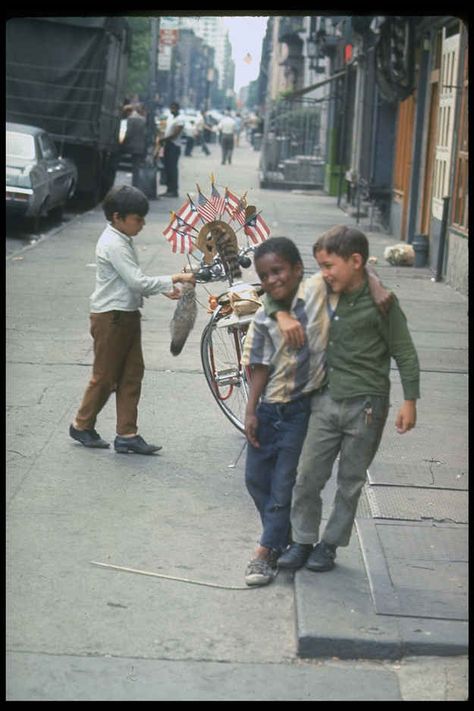 31 Photos Of New York City In The Summer Of '69 - BuzzFeed Mobile Jamel Shabazz, Fotografi Urban, New York Vintage, Vintage Versace, We Are The World, Vintage New York, Easy Rider, Happy Together, Man Up