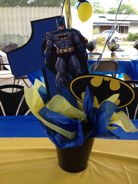 Batman centerpieces Batman Centerpieces, Super Hero Cookies, Dipped Rice Krispie Treats, Chocolate Dipped Rice Krispie Treats, Batman Party Supplies, Batman Themed Birthday Party, Batman Baby Shower, Batman Decor, Super Hero Party