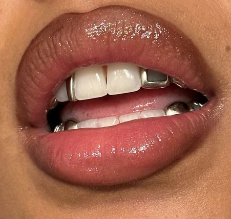 Girls With Grills, Teeth Jewels, Teeth Gems, Silver Grillz, Pretty Teeth, Grillz Teeth, Tooth Jewelry, Diamond Teeth, Gold Grillz