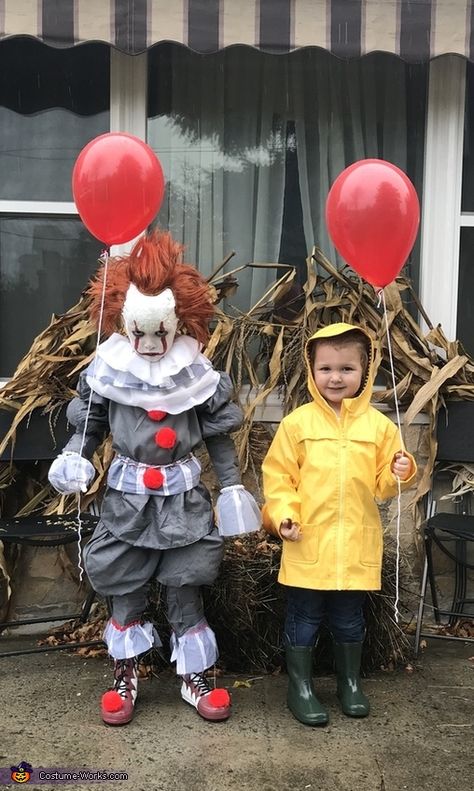 Pennywise Costume For Kids, Georgie Costume, Pennywise And Georgie, Halloween Costume Movie, Pennywise Halloween Costume, Pennywise Halloween, Diy Fantasia, Sibling Halloween Costumes, Childrens Halloween Costumes