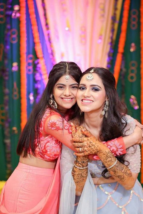 Bride Pose With Sister, Mehndi Poses For Bride With Sister, Best Friend Wedding Poses, Henna 2023, Mehandi Shoot, Mehendi Photography Bridal, Mehendi Pics, Mehndi Poses, Mehendi Poses