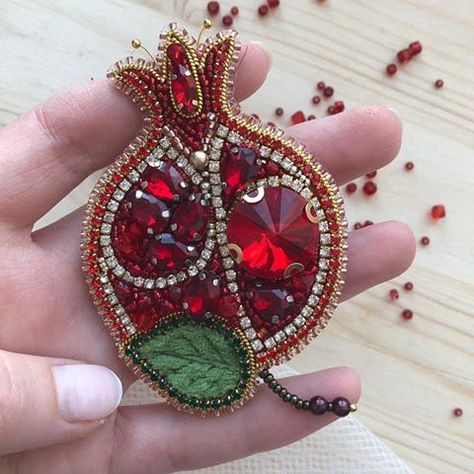 Beaded Jewelry Designs, Bead Embroidery Jewelry, Bead Work Jewelry, Embroidery Jewelry, Brooches Handmade, Beaded Brooch, Embroidery Fashion, Beaded Embroidery, Pomegranate